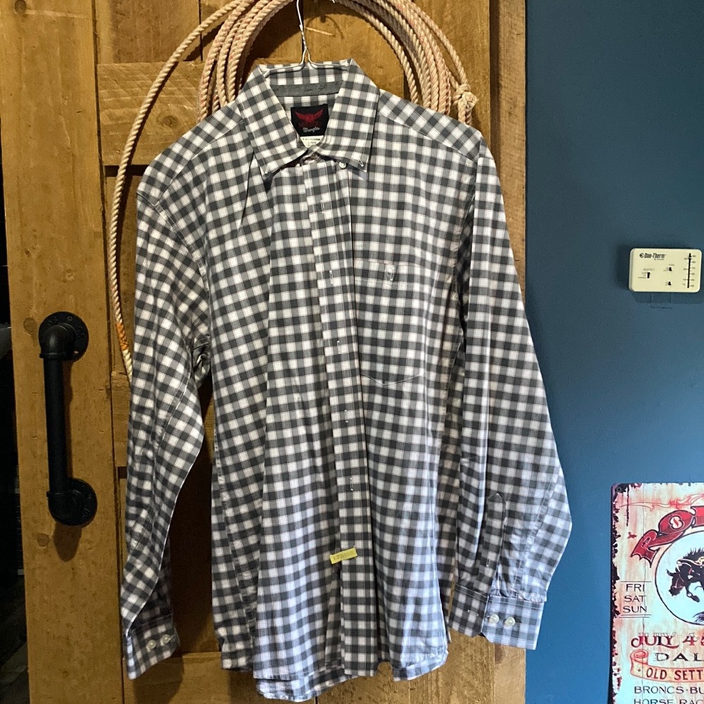 Wrangler Relentless Trevor Brazile shirt in great shape Large